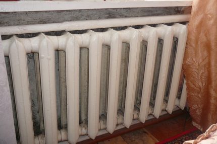 Vecais čuguna radiators