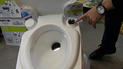 Száraz szekrény Thetford Porta Potti Qube 365