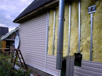 Een laag dampscherm aan de buitenkant van het huis