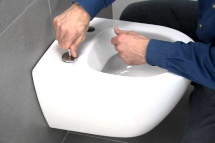 Installer un siège de toilette