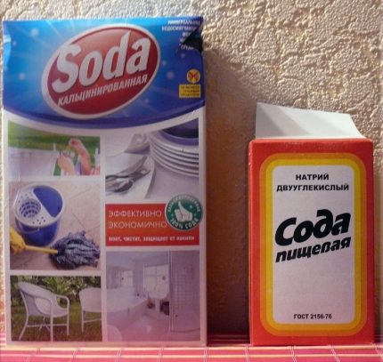 Limpiar el baño con una solución de soda y vinagre.