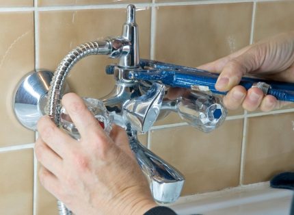 Reparatur von Wasserhähnen und Wasserhähnen