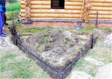 Un terreno abierto cerca de la casa.