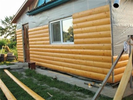 Installation of a block house on a house facade