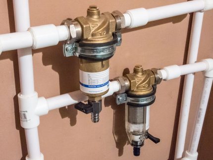 Waterfilters bij de ingang van het appartement