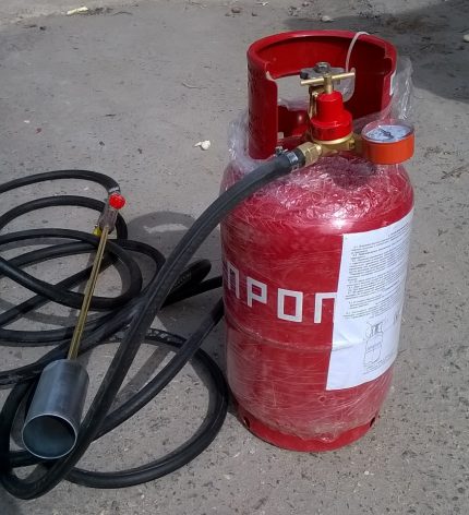 Xi lanh khí propane để kết nối với một vòi nước nóng