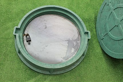 Sewer manhole with inner lid