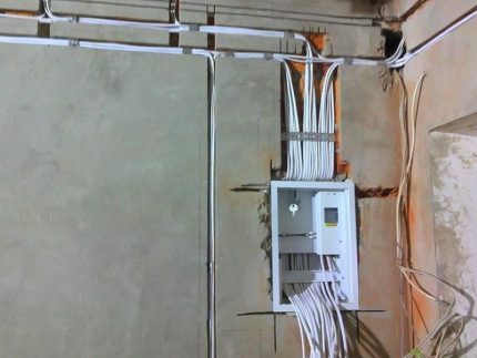 Flush-mounted electronic switchboard