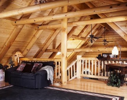 Plafond in een houten huis