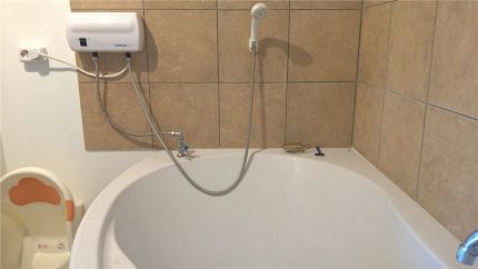 Fließender Warmwasserbereiter im Badezimmer