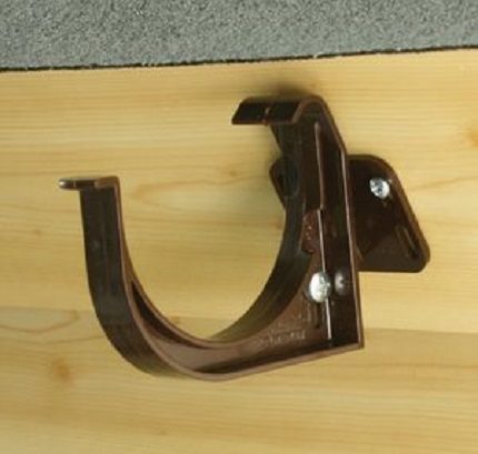 Adjustable spillway brackets