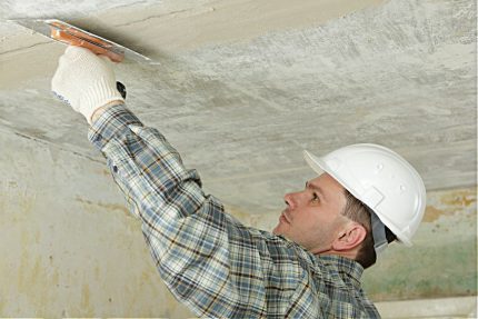 Master lijnt het plafond uit