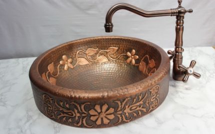 Pequeño lavabo de metal