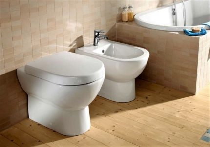 Toilet bowl with integrated reservoir