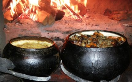 Ferro fundido com comida em forno russo