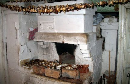 Secar cogumelos em um forno russo