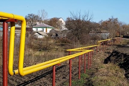 Gasoducto aéreo en el pueblo