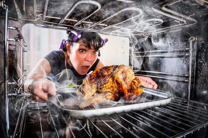 Almuerzo quemado en el horno