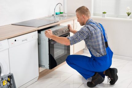 Installatie van de oven in een nis