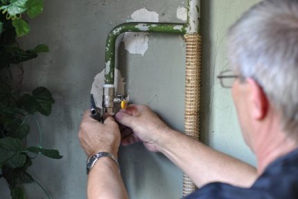 El maestro pone un gasoducto de acero