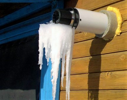 Glace sur une cheminée coaxiale