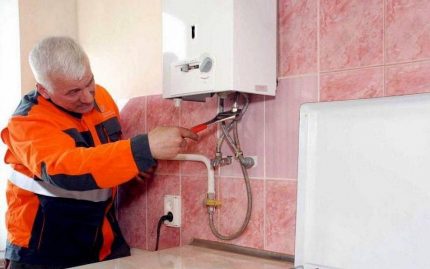 Un technicien change la colonne de gaz