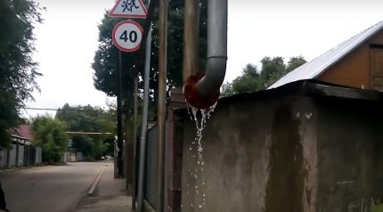 Water in een straatgasleiding