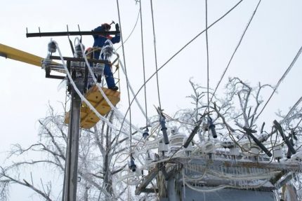 Les électriciens éliminent les effets de la pluie verglaçante