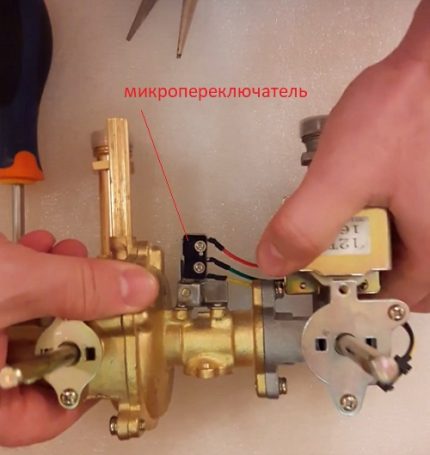 Microswitch for gas flow regulation