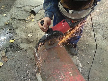 Coupe d'un réservoir de gaz avec broyeur