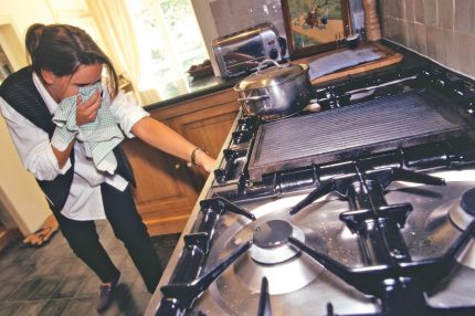 Une femme coupe le gaz