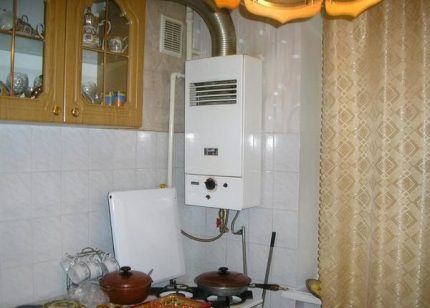 Dandang gas yang dipasang di dinding di dapur di apartmen