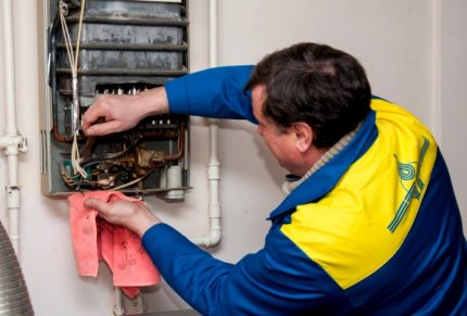 Gas servicespecialist kontrollerer kedlen