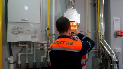 Inspection de l'équipement de gaz par un travailleur des services de gaz