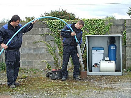 Masters lower the pump into the well