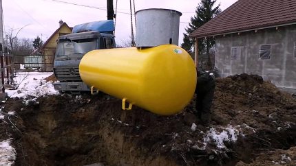 Tanque de gás subterrâneo para uma casa de campo