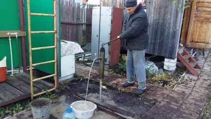 Utilisation d'une pompe à main à usage domestique