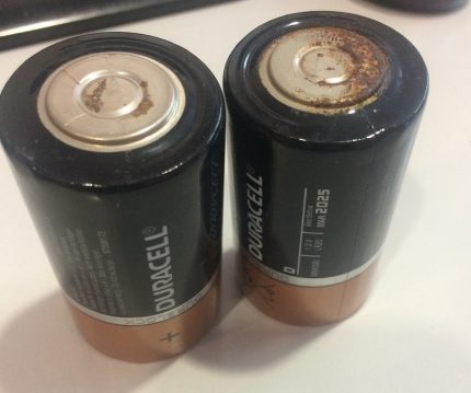 Les batteries se sont oxydées et ont commencé à rouiller.