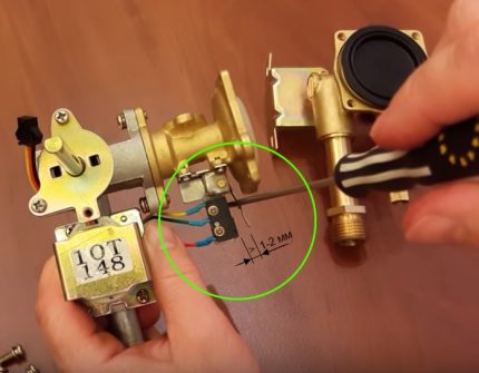 Detecting breakage on microswitch foot