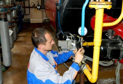 Apagado de una caldera de gas en la empresa.