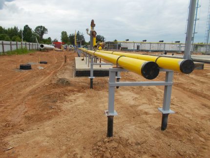 Metal destekler üzerindeki gaz boruları