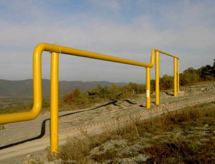 Gazoduc aérien sur la route