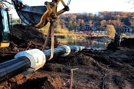 Nehrin altında bir gaz borusu döşenmesi