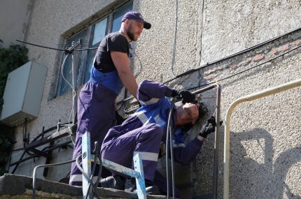 Οι επισκευαστές συνδέουν το σωλήνα αερίου