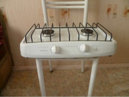 Estufa de gas sin horno en una silla