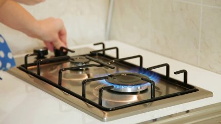 Système de contrôle mécanique dans une cuisinière à gaz