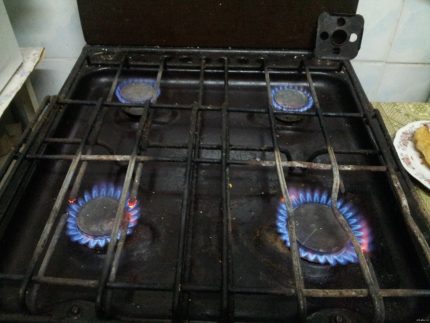 Quemaduras de gas para calentar la habitación.