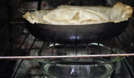 Plat avec de l'eau dans l'étage inférieur du four