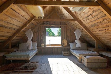 Grenier d'été dans le chalet