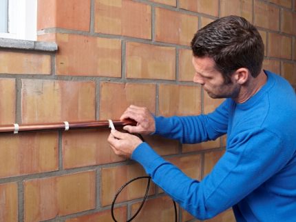 Self-adjusting cable on the pipe